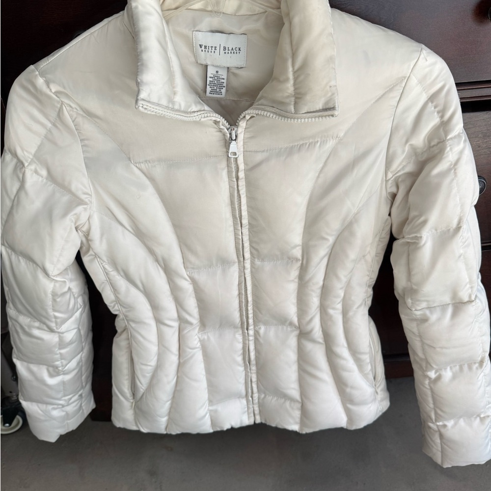 White House Black Market Cream Puffer Jacket with Quilted Design